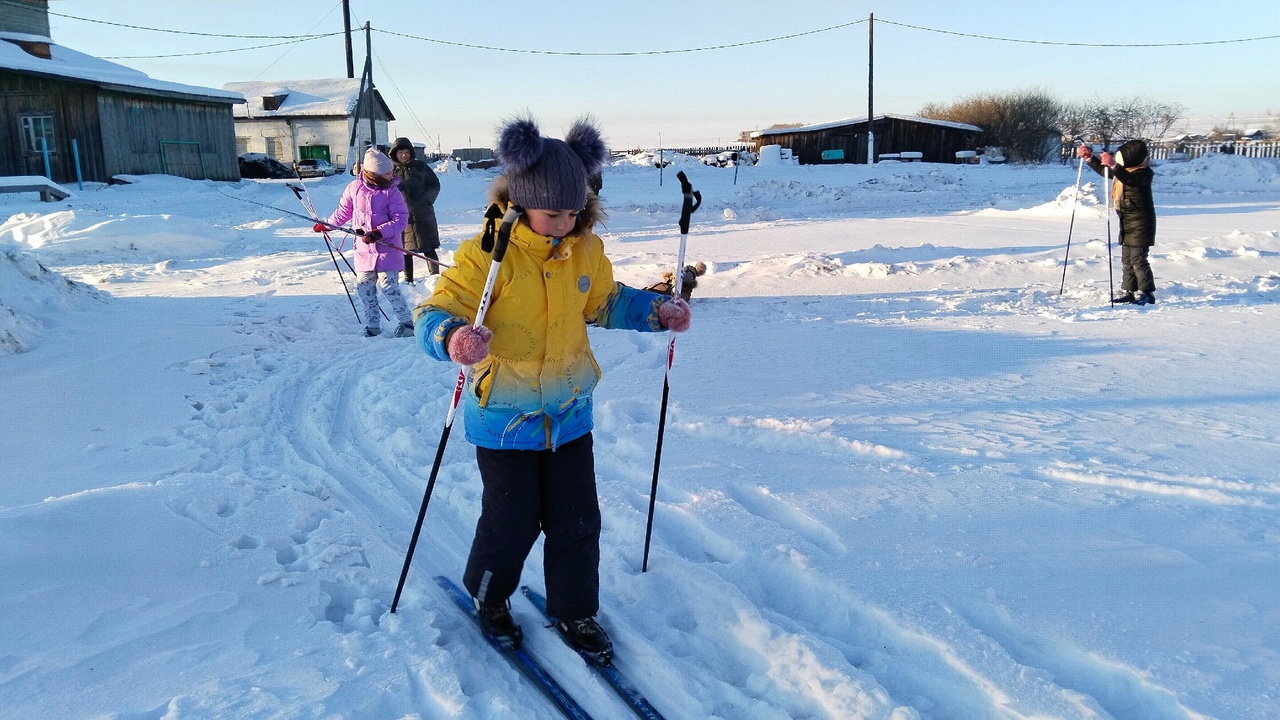 Орлята России 4 класса впервые встали на лыжи, для ребят это первый опыт..