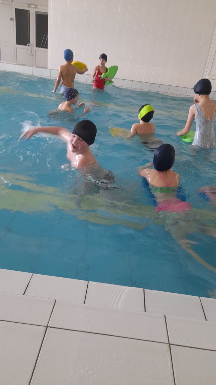 Обучающиеся МКОУ Барлукская СОШ с.Барлук посетили Плавательный бассейн «Золотая рыбка».