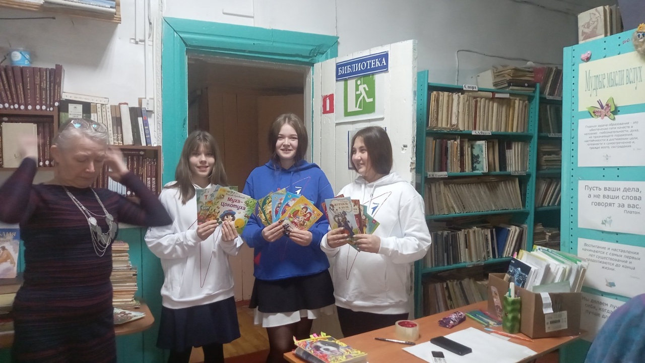 Актив Движения Первых Барлукской школы решил провести акцию и подарить книги в местную школьную библиотеку..